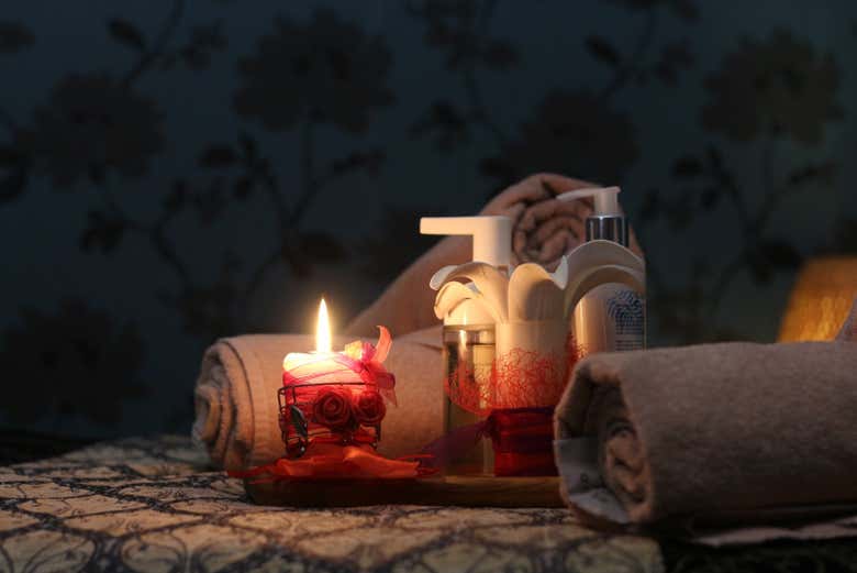 Candele e oli per creare l'atmosfera durante il bagno turco