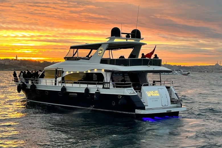 Navigazione nel Bosforo al tramonto