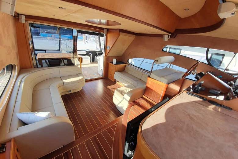 Salone all'interno dello yacht 